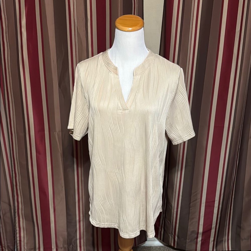 Cream Textured Short Sleeve Top.  Size Large